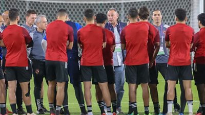 الخطيب يحضر مران الأهلي الختامي قبل مواجهة اتحاد جدة بكأس العالم للأندية (صور)