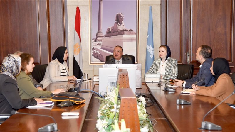 الشريف يناقش مع وفد