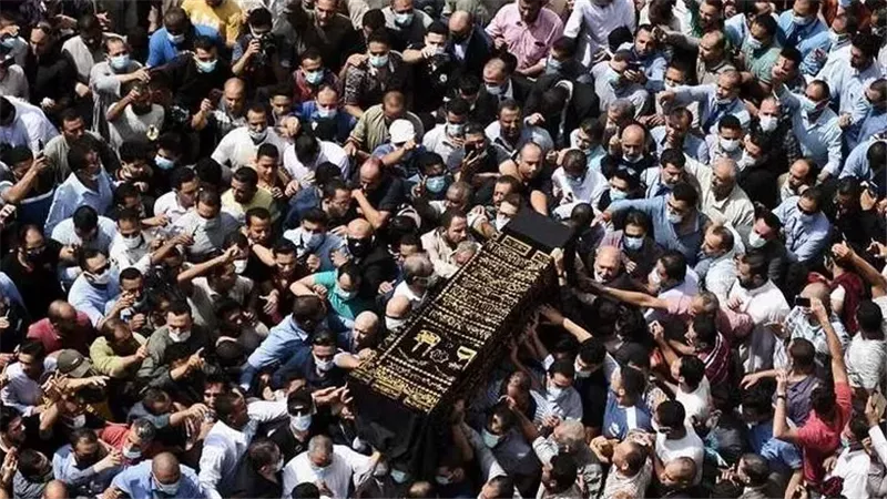 حكم رفع السبابة عند