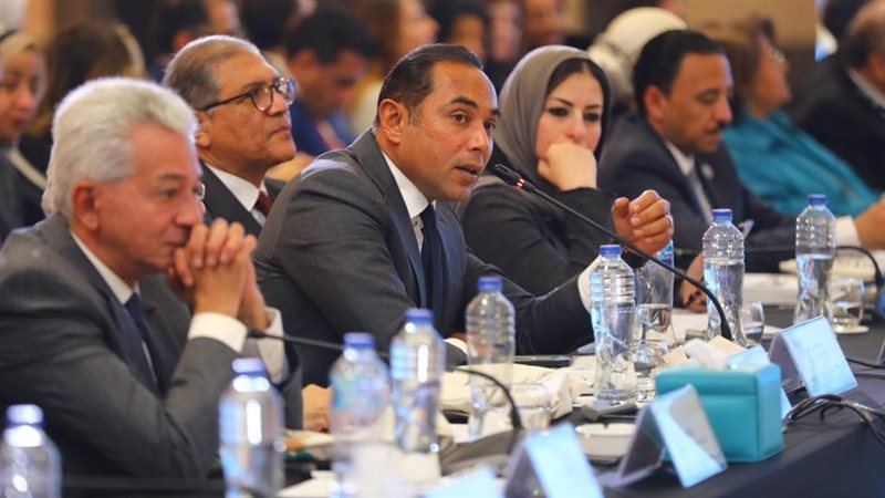حانب من مناقشة منصة