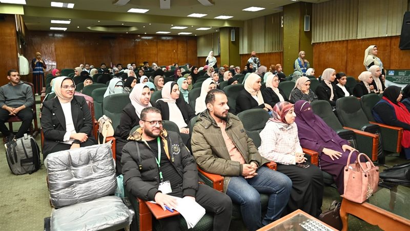 ندوة عن تعزيز العمل