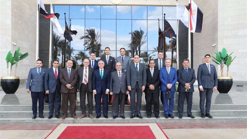 وزير العدل مع وفد