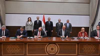 رئيس الوزراء يشهد توقيع اتفاقية لتطوير مشروع للهيدروجين الأخضر