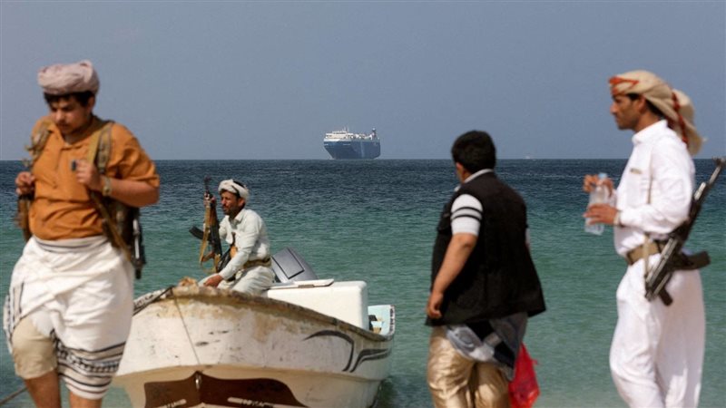 حوثيون أمام السفينة