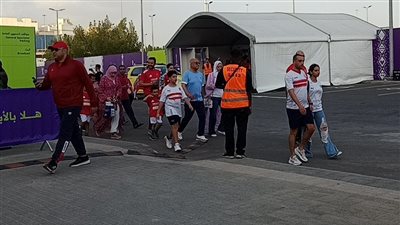 توافد الجماهير المصرية لملعب الأمير عبد الله الفيصل لدعم الأهلي أمام بطل اليابان (فيديو)