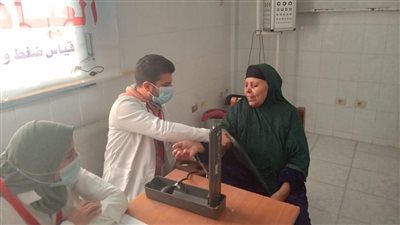 تقديم خدمات طبية لـ531 مواطنا خلال قافلة طبية بقرية عمارة بالبحيرة (صور)