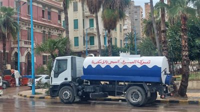 صرف الإسكندرية يواصل رفع تراكمات مياه الأمطار (صور) 