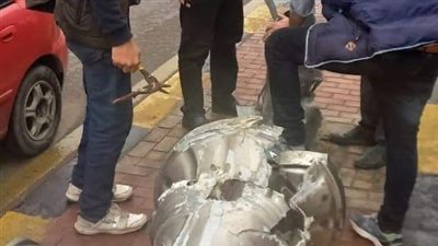 خسائر نوة الفيضة الصغرى بالإسكندرية، انهيار أجزاء من عقار وتطاير أعمدة إنارة (صور)