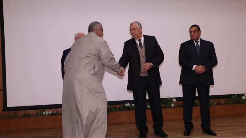 وزير الزراعة يسلم