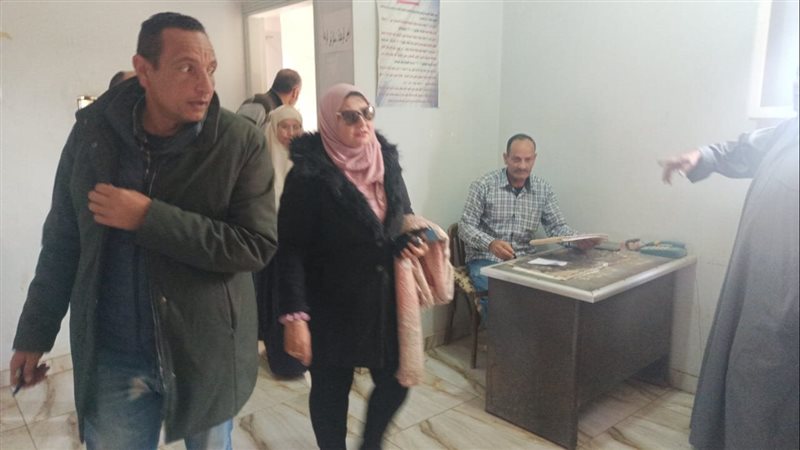 إحالة ٨ موظفين إلى