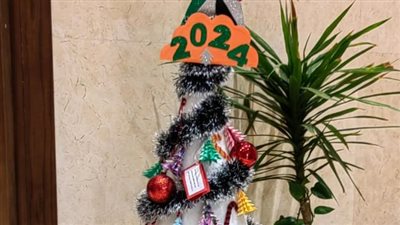 البيئة تصمم شجرة كريسماس 2024 مصنوعة من مواد معاد تدويرها (صور)