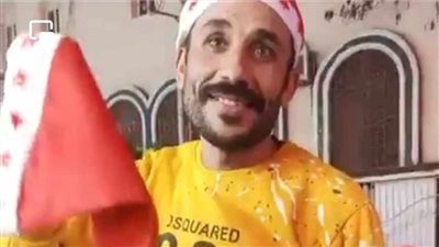 أبرزها عرائس بابا نويل، انتشار بائعي هدايا رأس السنة في شوارع المنصورة (فيديو) 