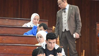 نائب رئيس جامعة القناة يواصل جولاته داخل اللجان الامتحانية بالكليات (صور) 