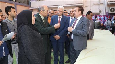 محافظ المنوفية يوزع مواد غذائية وبطاطين على نزلاء مؤسسة الرعاية الاجتماعية بمنوف