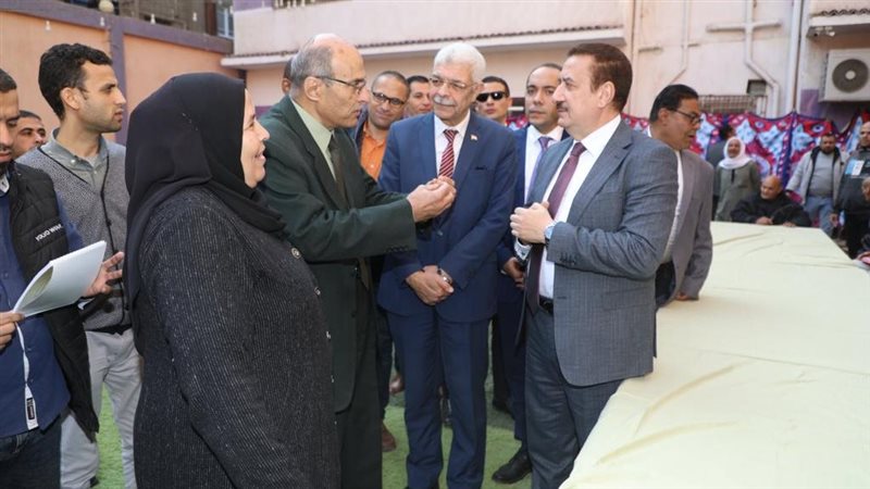 محافظ المنوفية داخل
