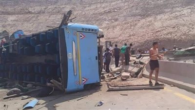 أسفر عن مصرع شخصين.. أمن الجيزة يرفع اثار حادث انقلاب اتوبيس بطريق الواحات