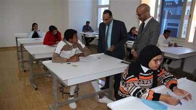 رئيس جامعة طيبة التكنولوجية يتفقد امتحانات الفصل الدراسي الأول