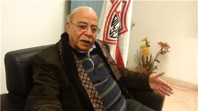 كمال درويش يؤازر الزمالك أمام الوحدة من مقصورة ستاد آل نهيان
