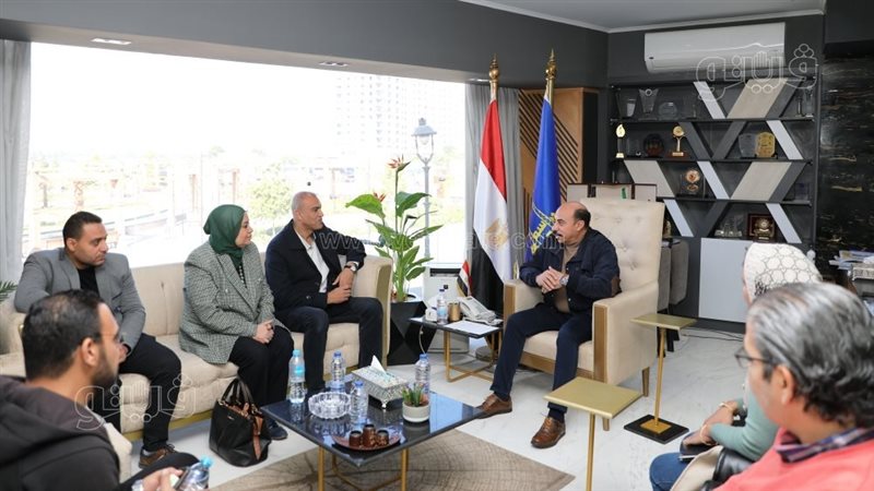 محافظ أسوان يلتقى