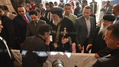 البابا تواضروس يوزع الهدايا والحلوى على الأطفال بأول أيام عيد الميلاد
