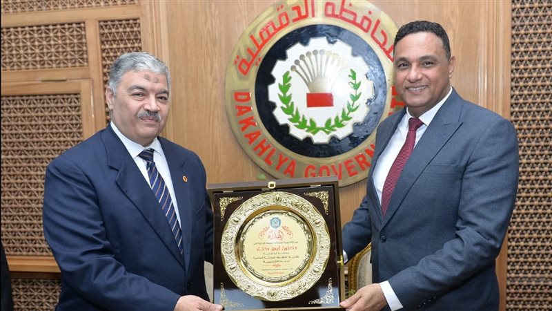المحافظ ورئيس اكاديمية