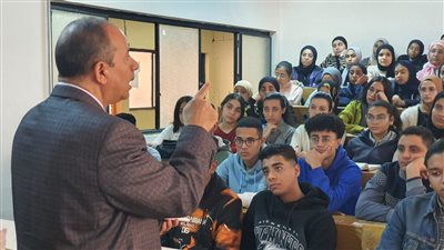 وكيل تعليم الأقصر يحاضر في اللغة العربية لطلاب المرحلة الثانوية