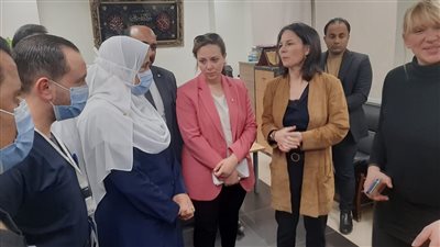 وزيرة الخارجية الألمانية تزور الجرحى الفلسطينيين في مستشفى العريش العام