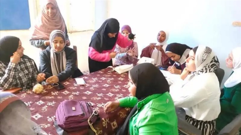 جانب من تنفيذ الورشة،