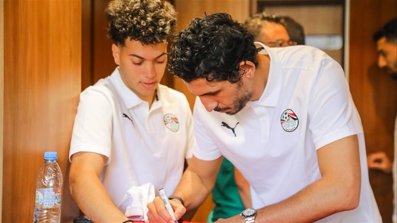 لاعبو منتخب مصر يوقعون