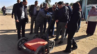 محافظ أسيوط يتفقد أجهزة الاختراق والرادار الأرضي للكشف عن المرافق قبل الحفر