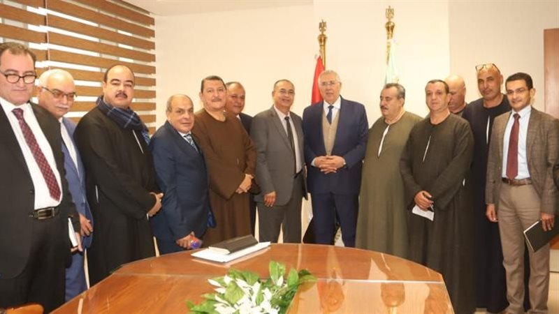 وزير الزراعة يبحث