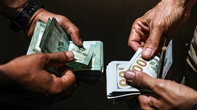 خبير: لا يمكن تبني طريقة واحدة للإصلاح الاقتصادي.. وهذا مصير الدولار بالسوق السوداء