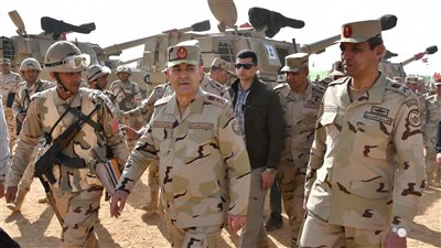 رئيس الأركان يشهد تفتيش الحرب لإحدى وحدات المدفعية بالمنطقة المركزية العسكرية
