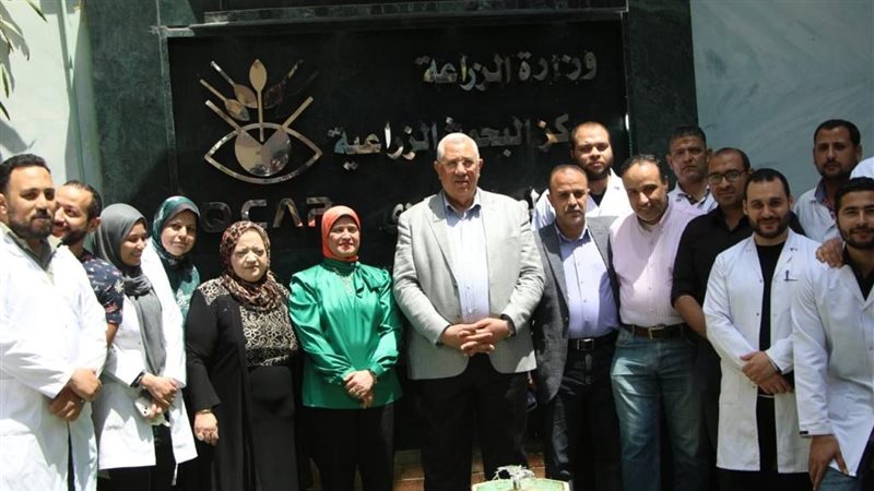 وزير الزراعة في معمل