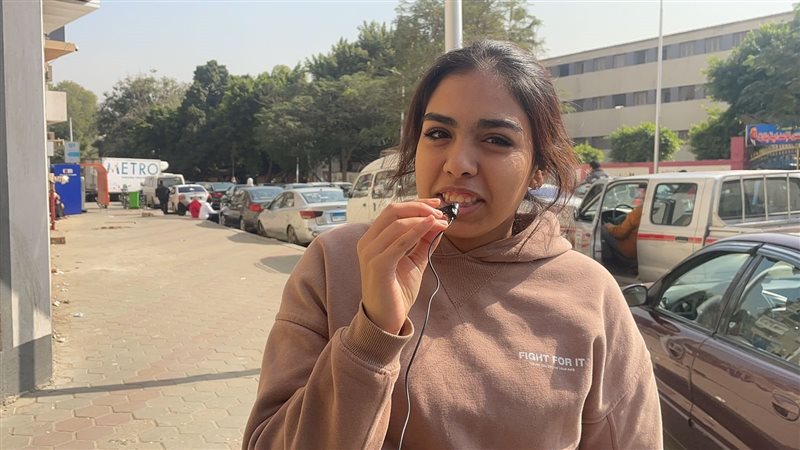طالبة بالصف الاول