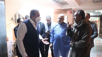 وزير الصحة في زيارة ميدانية مفاجئة للمستشفيات.. إقالة مدير الصيدلية بحلوان العام.. التحقيق مع مدير العياط المركزي.. ويكشف عدم التزام العاملين بمواعيد العمل الرسمية 