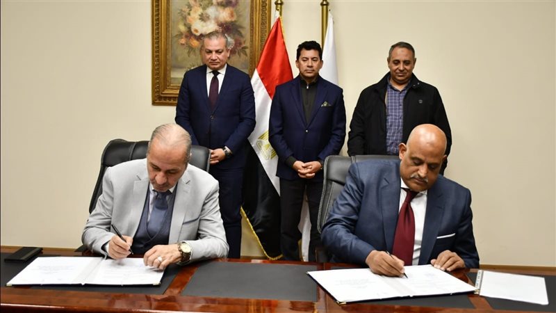 أشرف صبحي يشهد توقيع