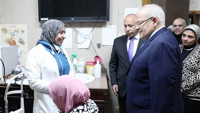 الخشت: صرف مكافأة للأطباء والتمريض بالعيادات الخارجية بمستشفى المنيل التخصصي