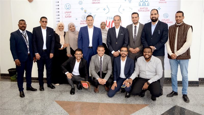 وزير الاتصالات خلال