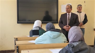 وكيل تعليم الأقصر يتفقد امتحانات الشهادة الإعدادية بإدارة القرنة