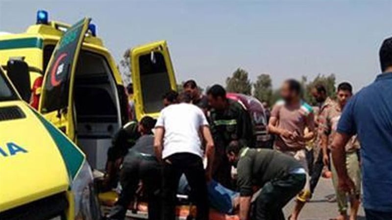 إصابة ١٢ شخصا إثر