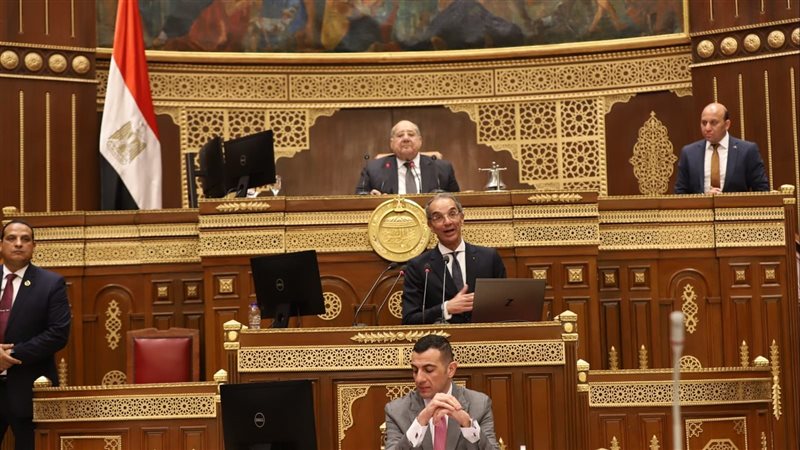 وزير الاتصالات بجلسة