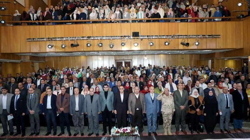 المحافظ يشهد الندوة