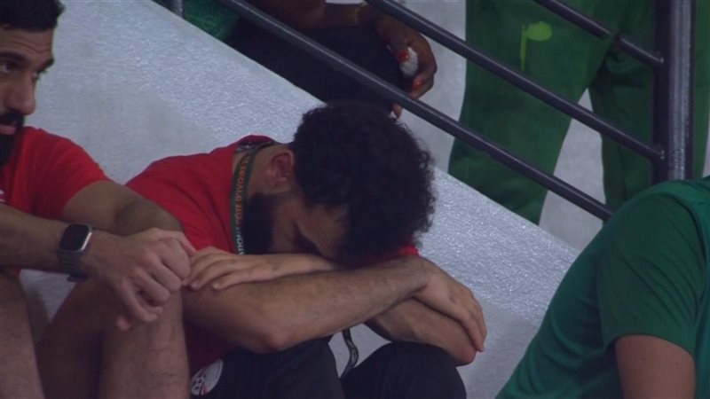 محمد صلاح يغادر معسكر