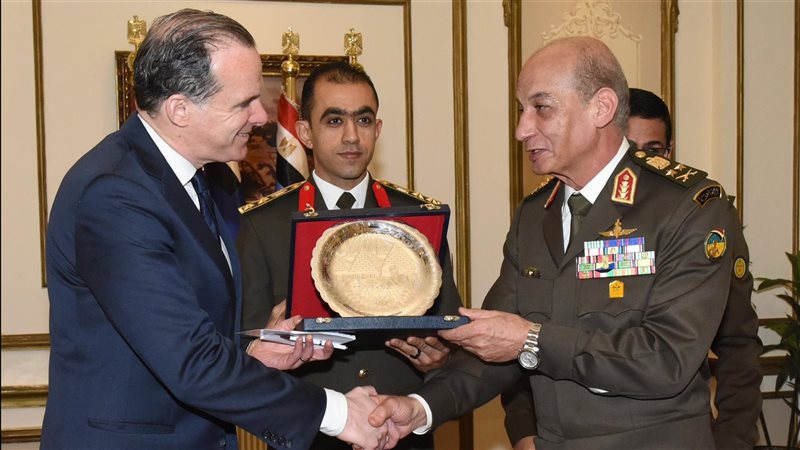 وزير الدفاع والإنتاج