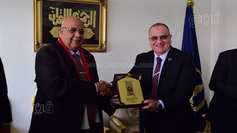 أثناء تقديم الدرع،
