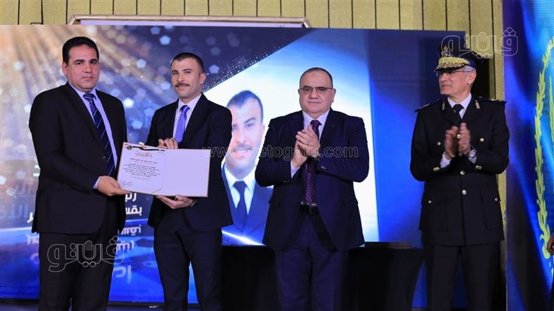 أثناء التكريم، فيتو