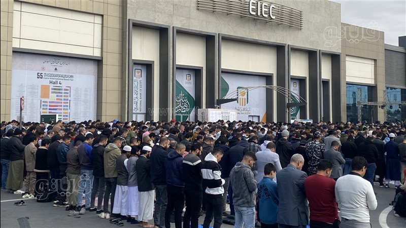 أداء صلاة الجمعة،