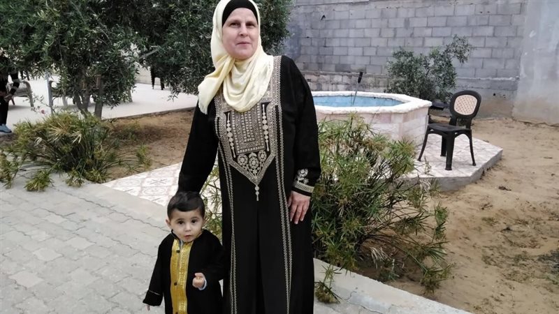مسنة فلسطينية وحفيدها،