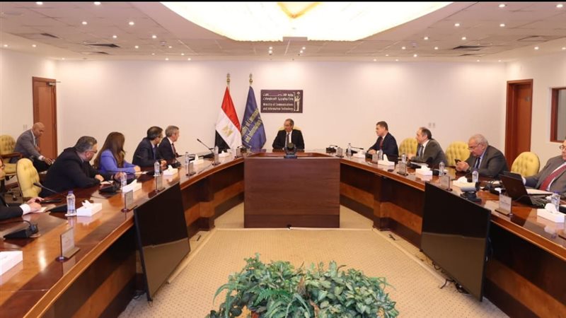 وزير الاتصالات خلال